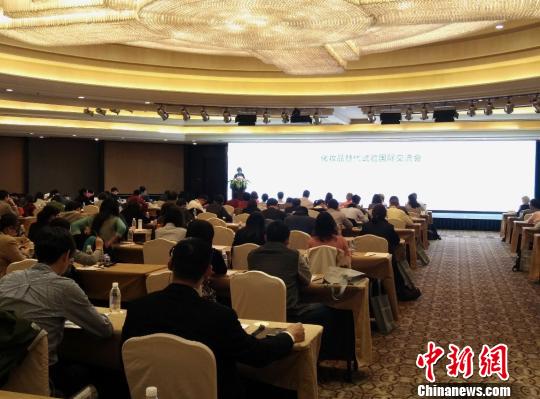 圖為10月31日，化妝品替代試驗(yàn)國(guó)際交流會(huì)在杭州召開(kāi)?！↑S晶晶　攝